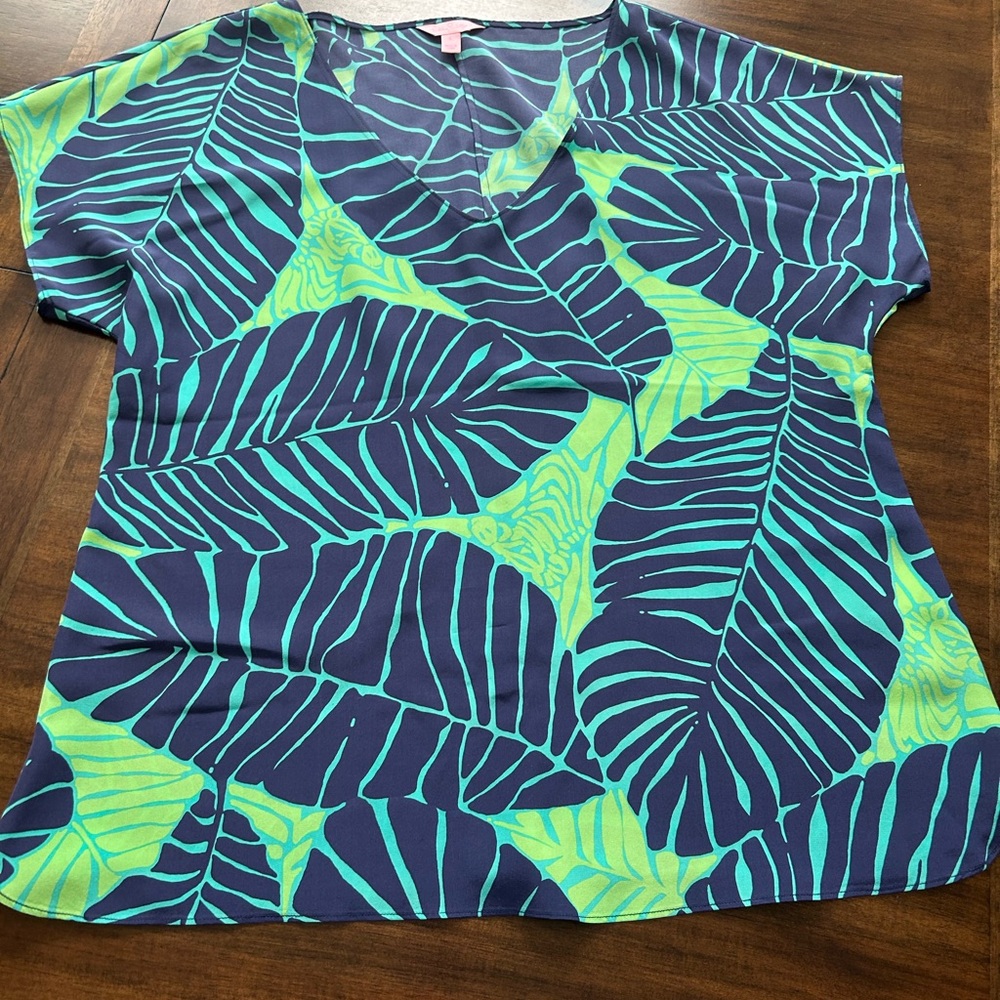 Lilly Pulitzer short sleeve top. V neckline. 100% silk.